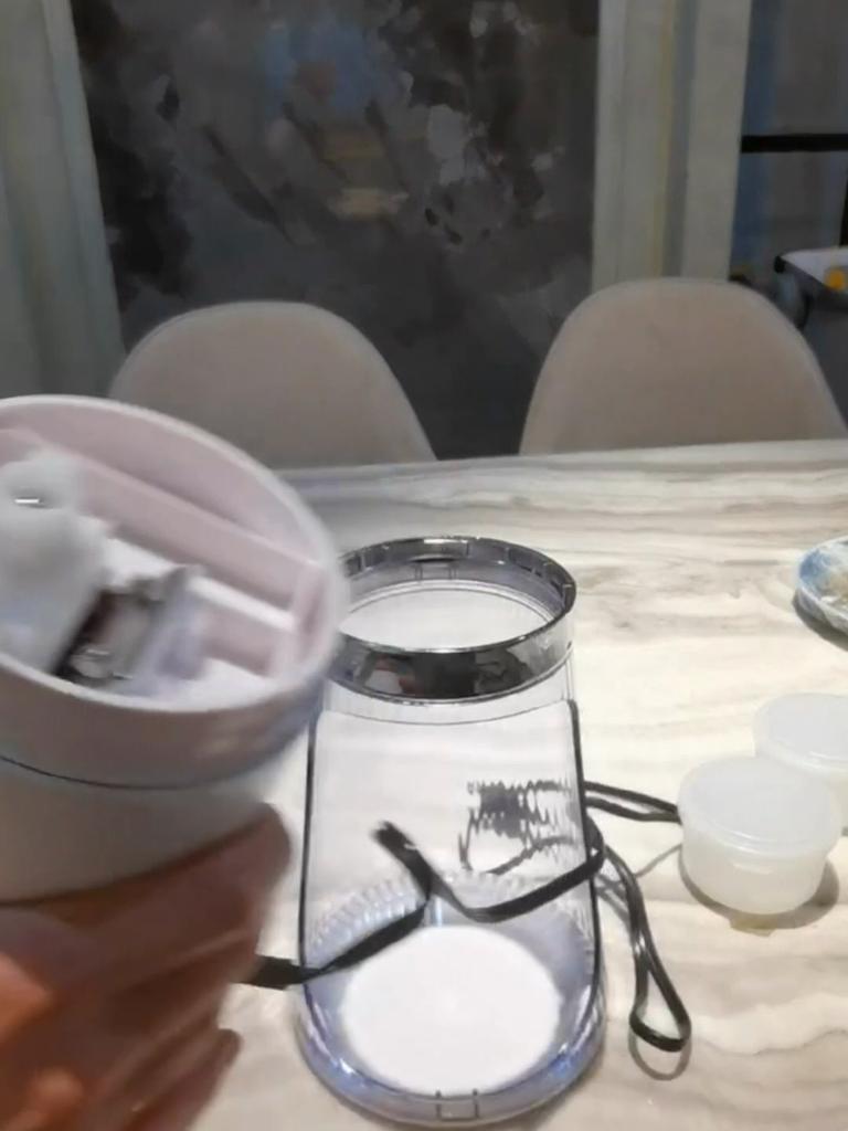 Elektrický holicí strojek na led a sněhový kužel s 2 * 100 ml opakovaně použitelnými plastovými kelímky na led, kuchyňské doplňky