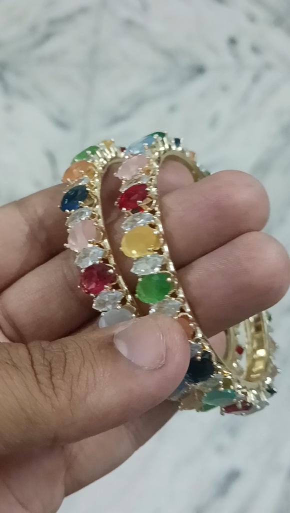 Eleganckie pozłacane bransoletki z wielokolorowymi kamieniami szlachetnymi, tradycyjna indyjska biżuteria dla kobiet