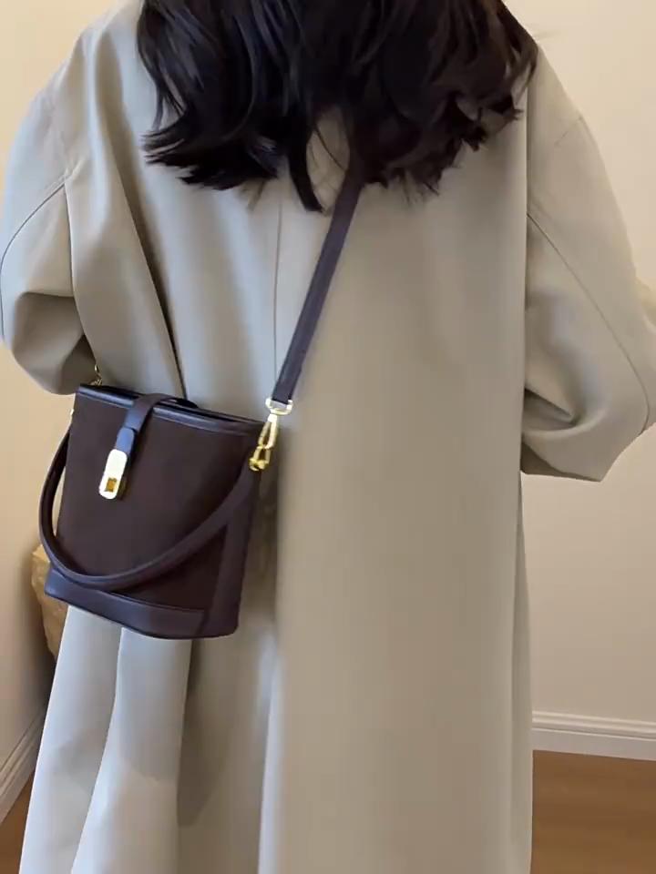 Retro Design Suede Leather Women's Shoulder Bag 2024 New Style Women's Fashionable Crossbody Bag Handbag Bucket Bag Purses and Handbags Armpit Bag