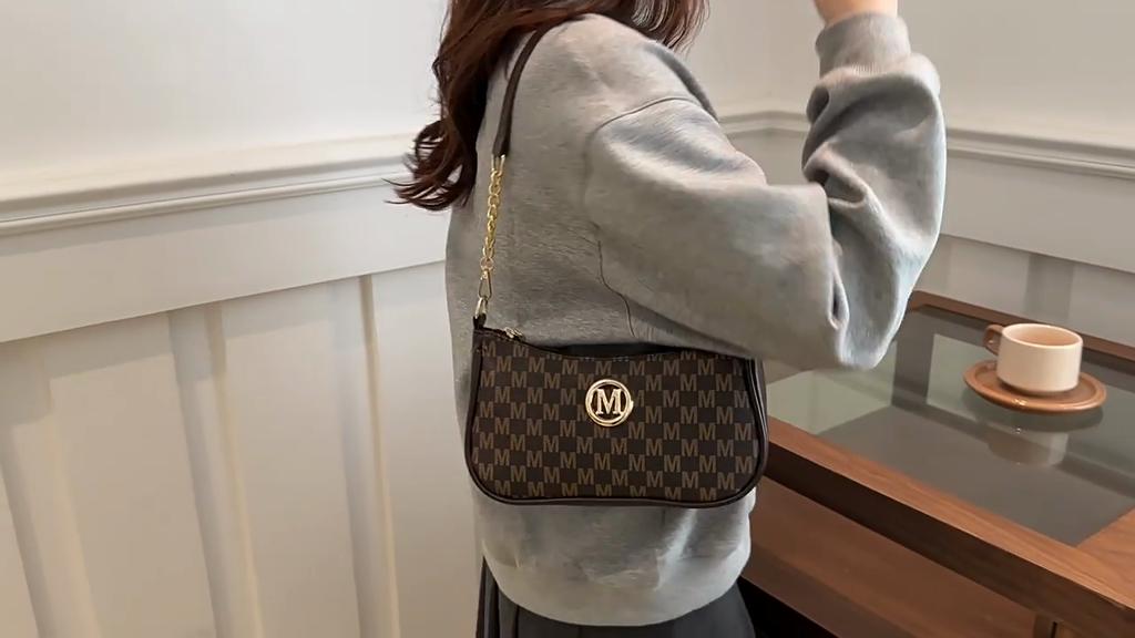 Women's Retro Gold Chain Crossbody Bag - Shoulder Bag, Fashionable Handbag with Metal Elements, Elegant Handbag for Daily Use, Crossbody Bag