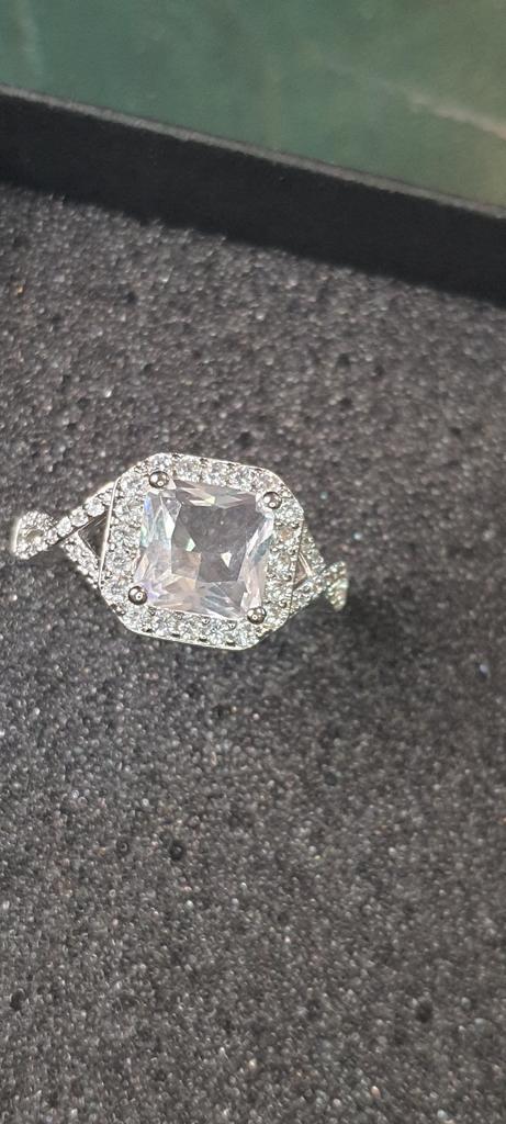 Deluxe Princess Cut Pigeon Crystal Crystal Zircon Elegante Deluxe Princess Cut Pigeon Crystal Crystal Zircon Elegante