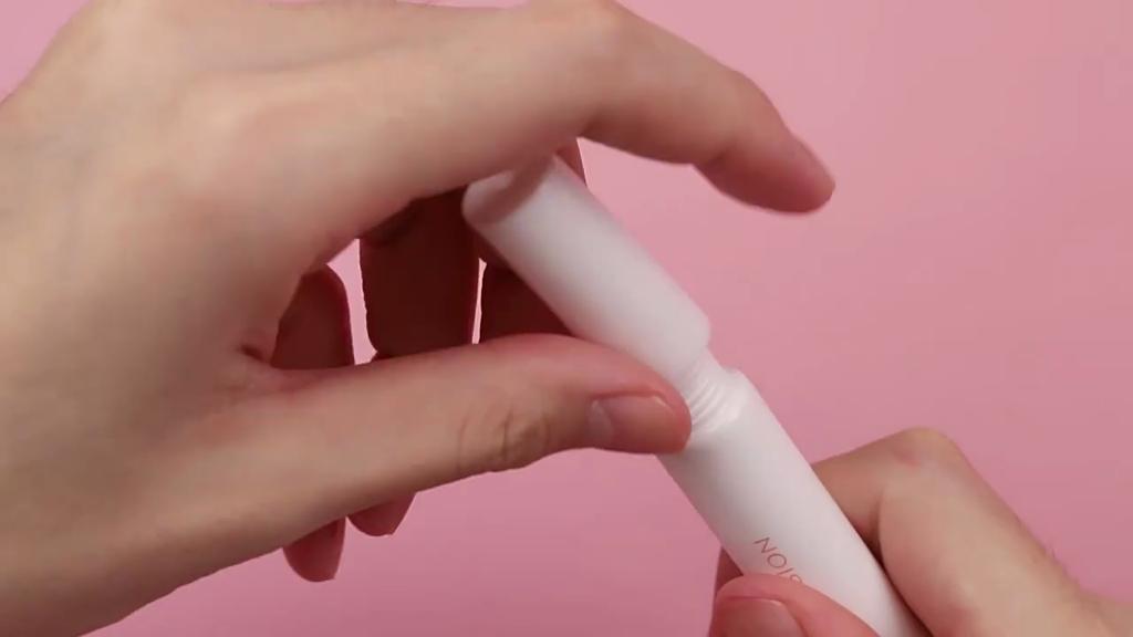 Jemný čisticí a exfoliační gel 2 v 1, Dodává se s masážní silikonovou kartáčkovou hlavicí pro péči o oči a rty Odličovací pečující gel