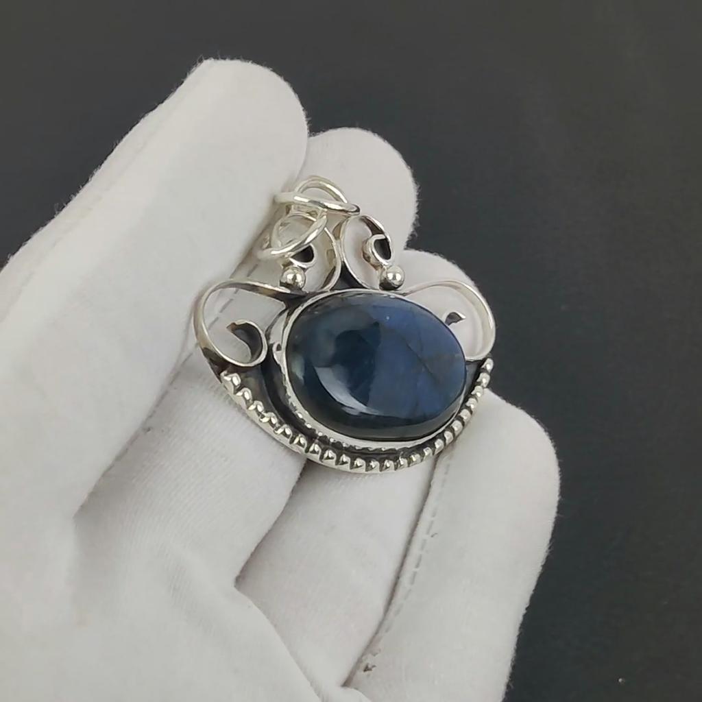 Modrý Třpytivý Labradorit Drahokam Stříbrný Přívěsek ze Sterlingového Stříbra 925 - Ručně Vyráběný Design, Šperk pro Každodenní Nošení, Narozeninový Dárek pro Lásku