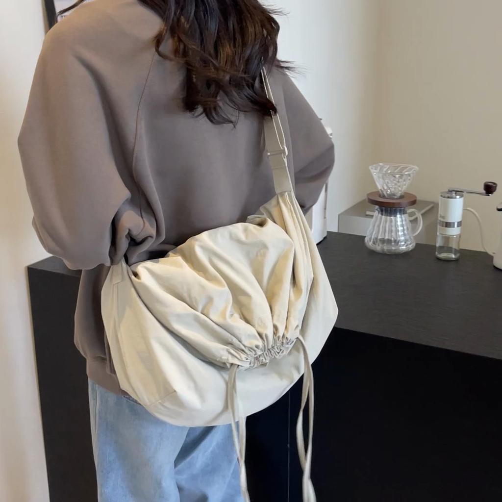 Snøring Crossbody Bag for kvinner Ensfarget Bøtteveske for kvinner Skulderveske