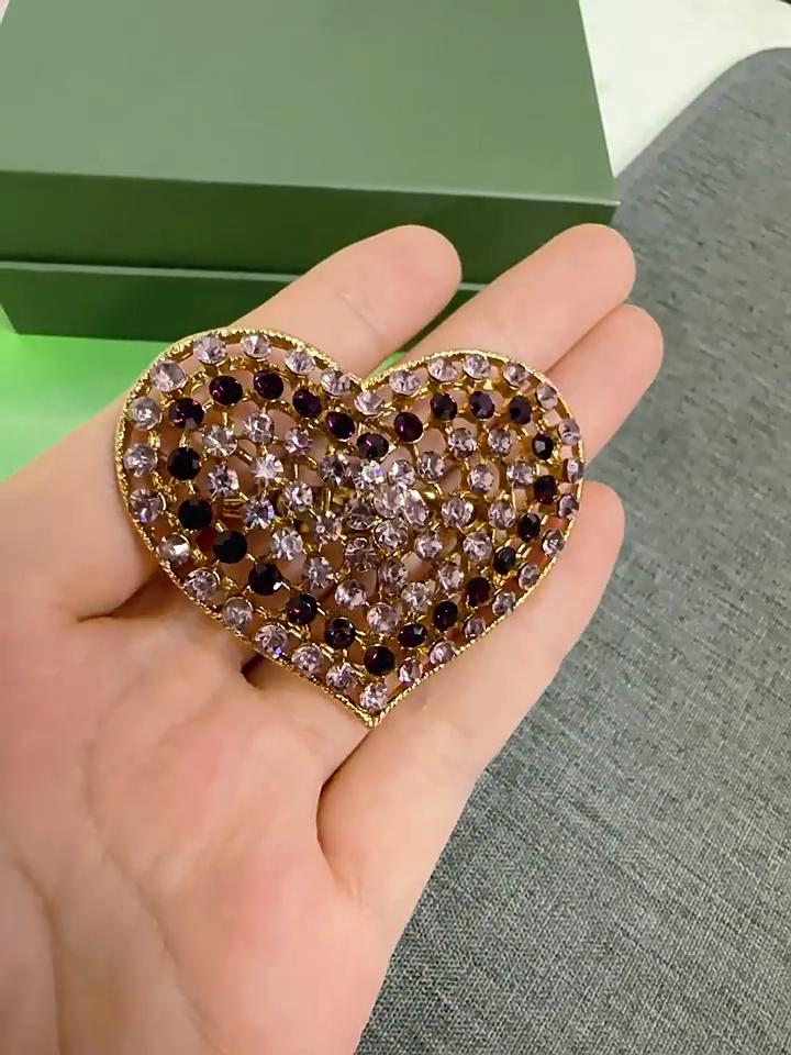 Fashion Hot-selling Hollow Love Brooch Temperament Elegant Alloy Diamond-encrusted Peach Heart Blazer Jewelry Corsage