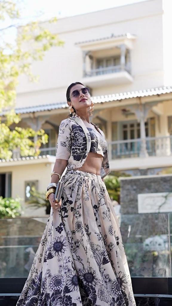 New stylish wedding collection of dresses (Blouse size : M+ 2inch margin (Alter upto XL) Provides added comfort and coverage, )