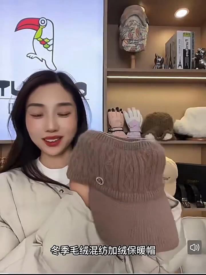 Autumn and Winter Warm Hollow Top Hat, Thickened and Can Tie A Ponytail To Prevent Cold, Ear Protection Knitted Hat, Fashionable Duckbill Hat