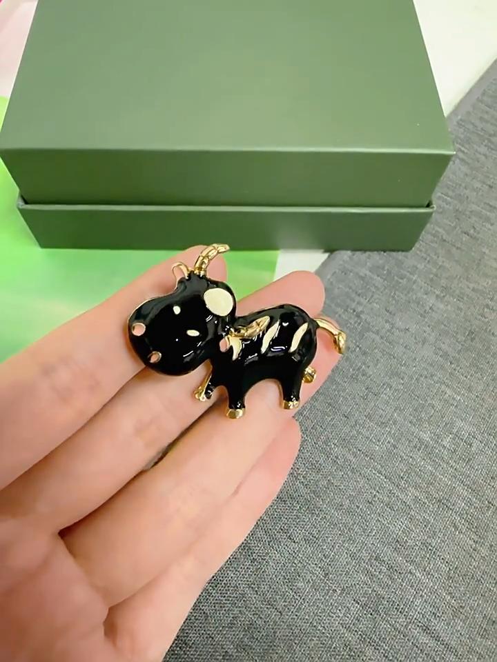Exquisite und Niedliche Cartoon Tierkreiszeichen Kuh Brosche Nische Design Sinn Legierung Tropföl Tier Anstecknadel Lichtecht Weiblich