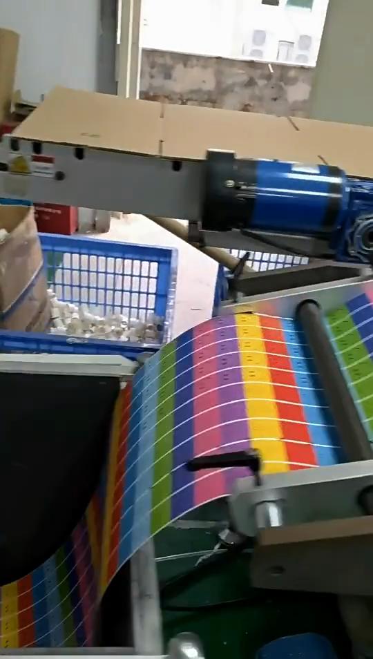 Naklejki z nagrodami w postaci uśmiechniętych emotikonów z kreskówek - kolorowe okrągłe naklejki dla dzieci