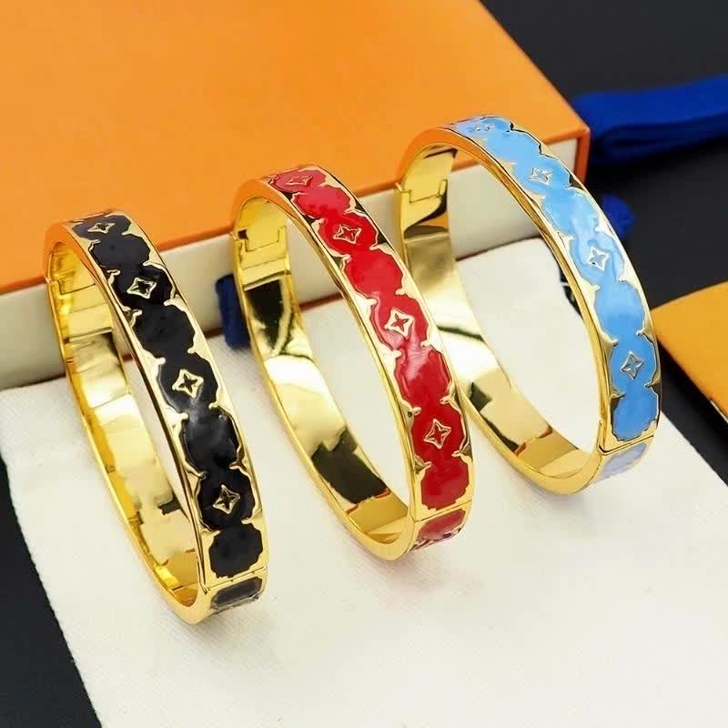 Bracciale con fiore a quattro foglie a goccia d'olio, lettere V nere, rosse e blu, bracciale con stampa a goccia d'olio per coppia