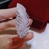 Elegante silberfarbene Federbroschen voller Strasssteine für Damen, Herren, Unisex, Luxus-Kristall-Reversnadeln, Party-Schmuck