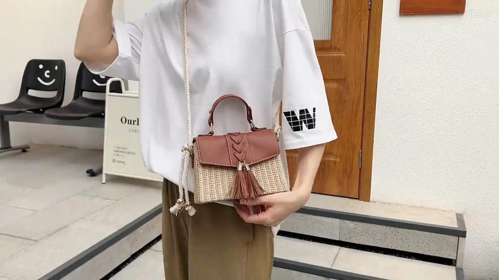 2024 Noua geantă de plajă portabilă cu iarbă țesută, geantă versatil cu ciucuri pentru fete, geantă de telefon mobil, geantă de mână