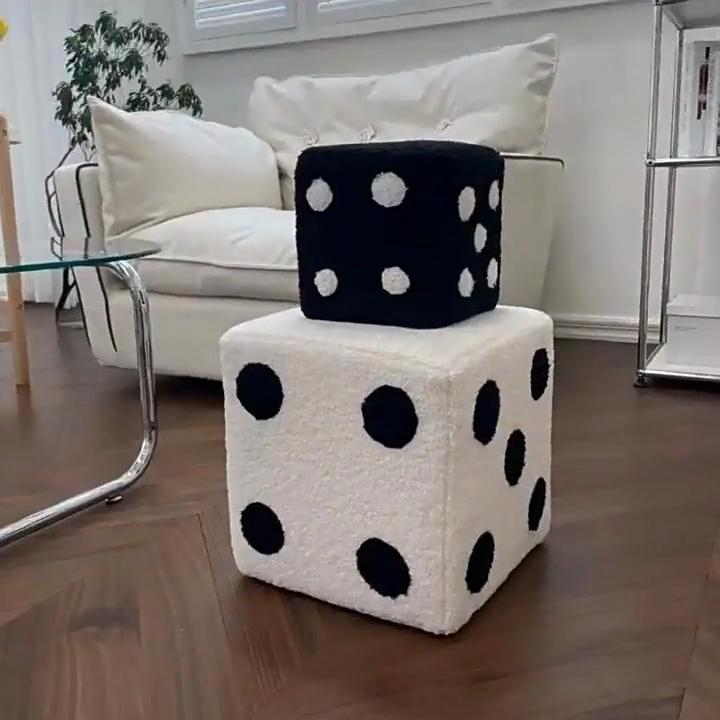 Würfelförmiger Imitations-Lammwoll-Lustiger Schuhhocker Schlafzimmer Dekorativer Würfelhocker
