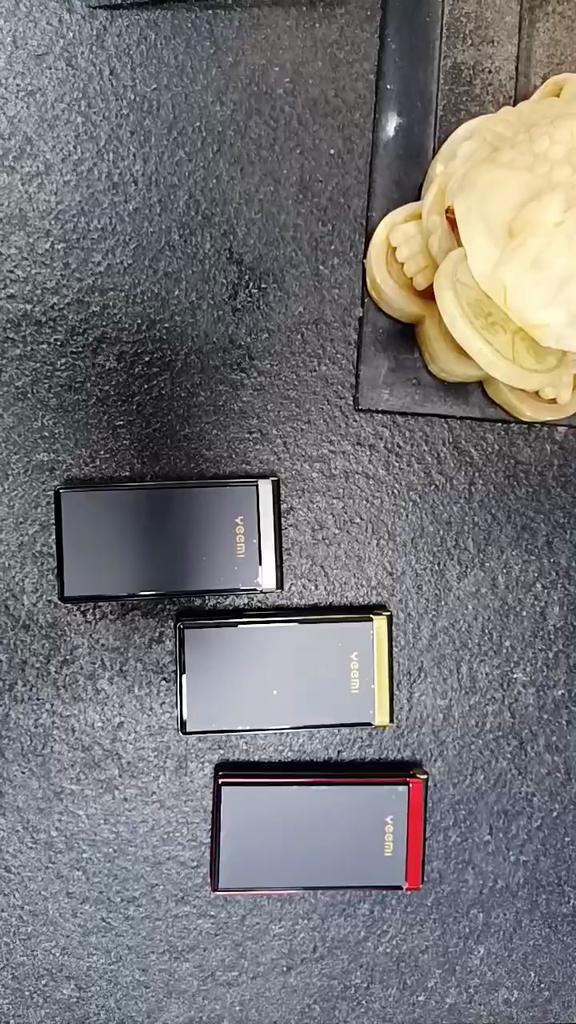 YEEMI M2-C 2G Tlačítkový telefon 2,84palcový Duální displej MTK GSM 2G Vyklápěcí mobilní telefon Velká písmena Vibrace MP3 Bluetooth Mobilní telefon Pro seniory