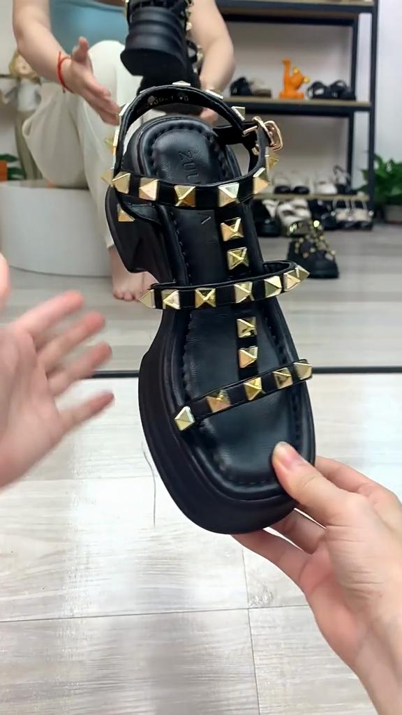 Summer Rivet Thick-soled Height-increasing Sandals Fashionable and Versatile Platform Shoes for Women Thick-soled Open-toed Roman Sandals