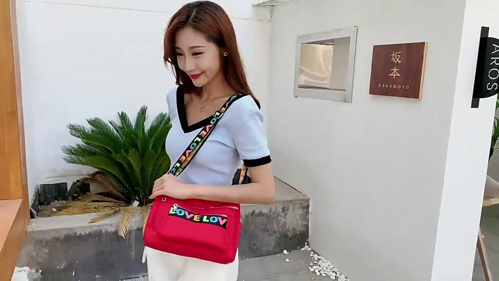 Yogodlns Vanntett nylon skulderveske kvinner Flerlags Crossbody-veske med stor kapasitet Mote Letter Messenger Handbag