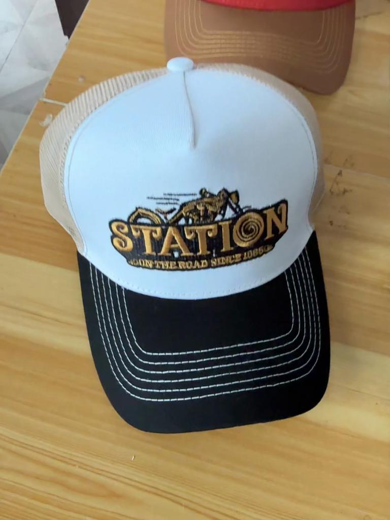 Unisex Mesh Trucker Klobouk Letní prodyšná čepice Vyšívací vzor dopisů Streetwear Baseballová čepice