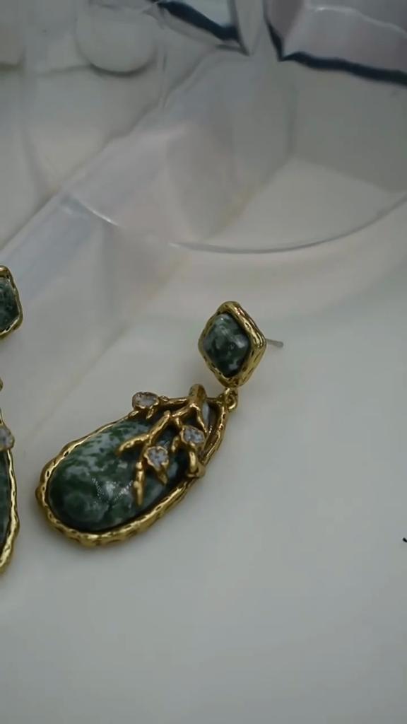 Orecchini a goccia d'acqua in pietra naturale verde vintage Gioielli Lusso Designer Colore Oro Antico Accessori da Donna 2025