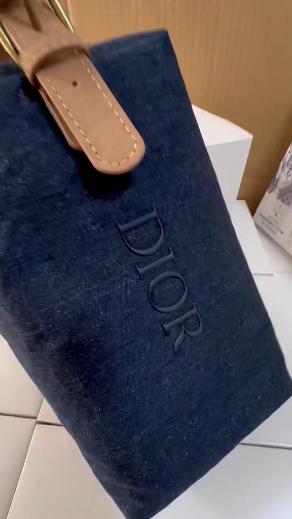 Dior 1 kus Tmavě modrá plátěná kosmetická taštička s reliéfním logem DIOR Kožený popruh Zip Přenosná cestovní taštička na kosmetiku pro muže ženy