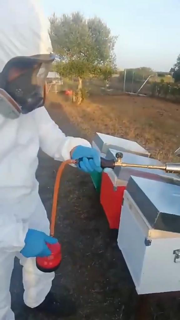 Vaporizér propan-oxalic acid pro kontrolu roztočů Varroa ve včelařství