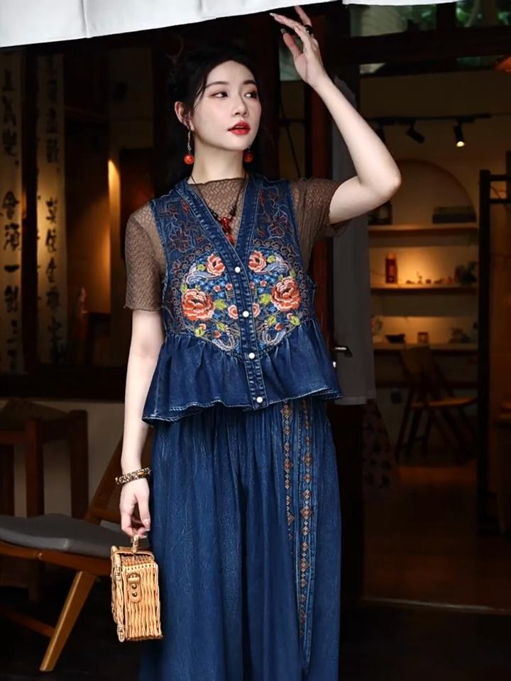 Johnature Woman Spring Chinese Style Vintage Style V-Neck Retro Vest Fashion Casual Embroidery Single Breasted Vest