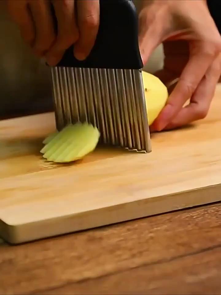 Corrugated Knife Stainless Steel Wolf Teeth Cut Potatoes Wavy Knife Kitchen Household Vegetable Cutting Artifact Fancy Slicer