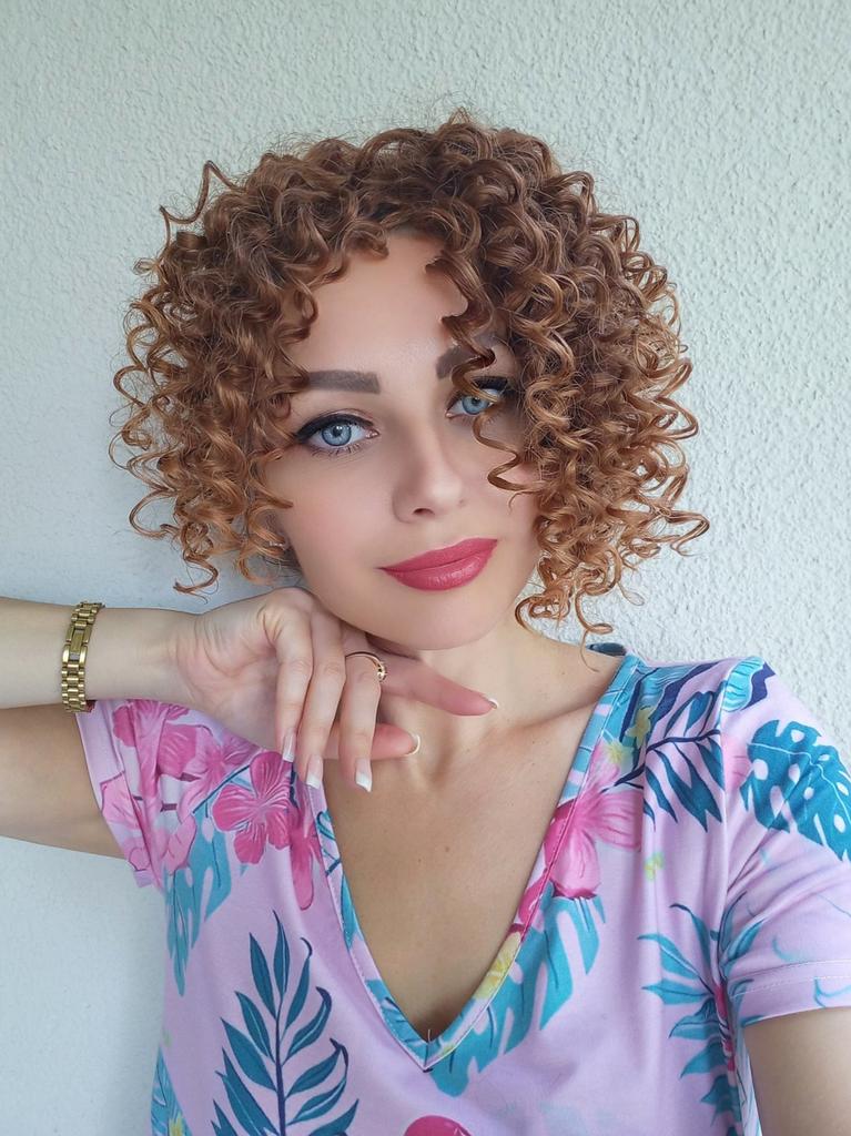 Perruque Synthétique Courte Bouclée Brune – Avec Frange Et 4 Bonnets – Taille Moyenne – Neuf