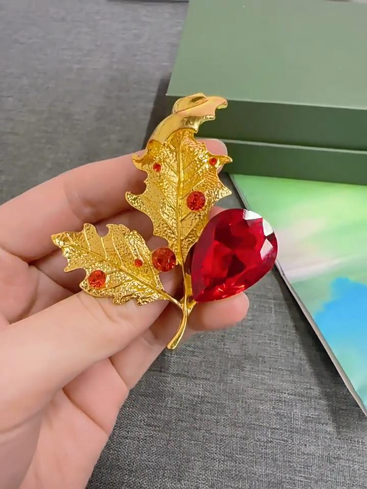 Premium Maple Leaf Brooch Women's Summer Light Luxury Brooch Metal Anti-light Pin Jewelry Wholesale Hat Decoration Men