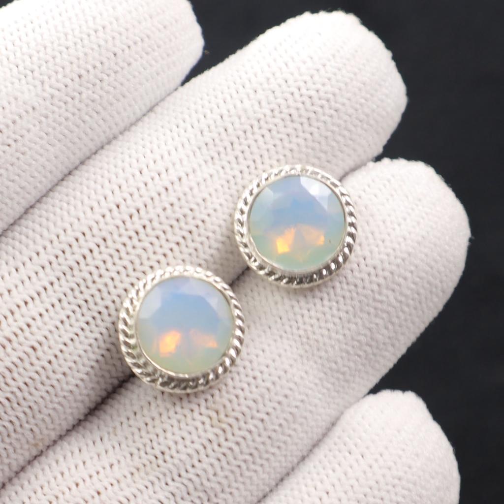 Mléčný opál drahokam 925 Sterlingové stříbro šperky Ručně vyráběné kulaté puzety 0.53" EE-147-19
