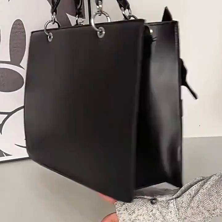Dark style maze butterfly pain bag Toth girl holding the cross-body bag
