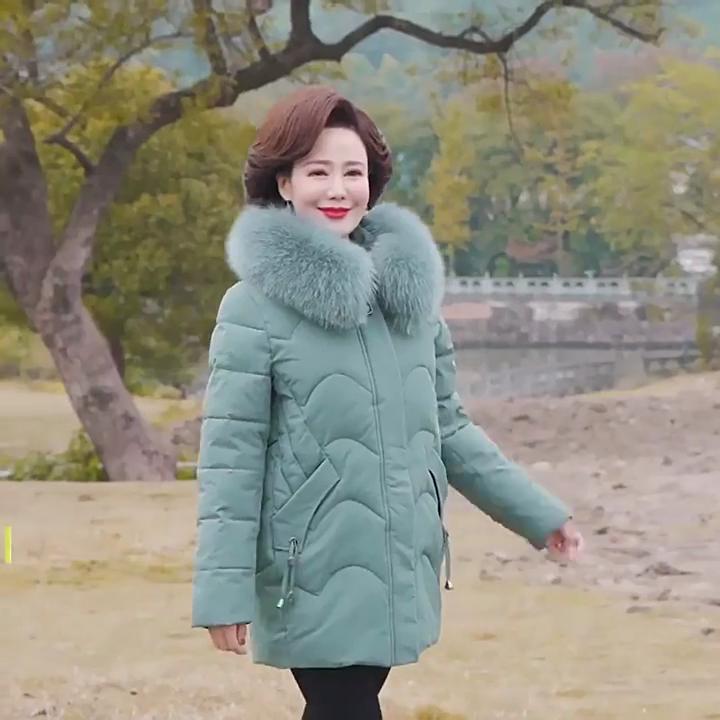 Dámské bavlněné vycpávky středního a staršího věku 2024 zimní zesílený velký kožešinový límec matčino péřové bavlněné vycpávkové oblečení oblíbené bundy