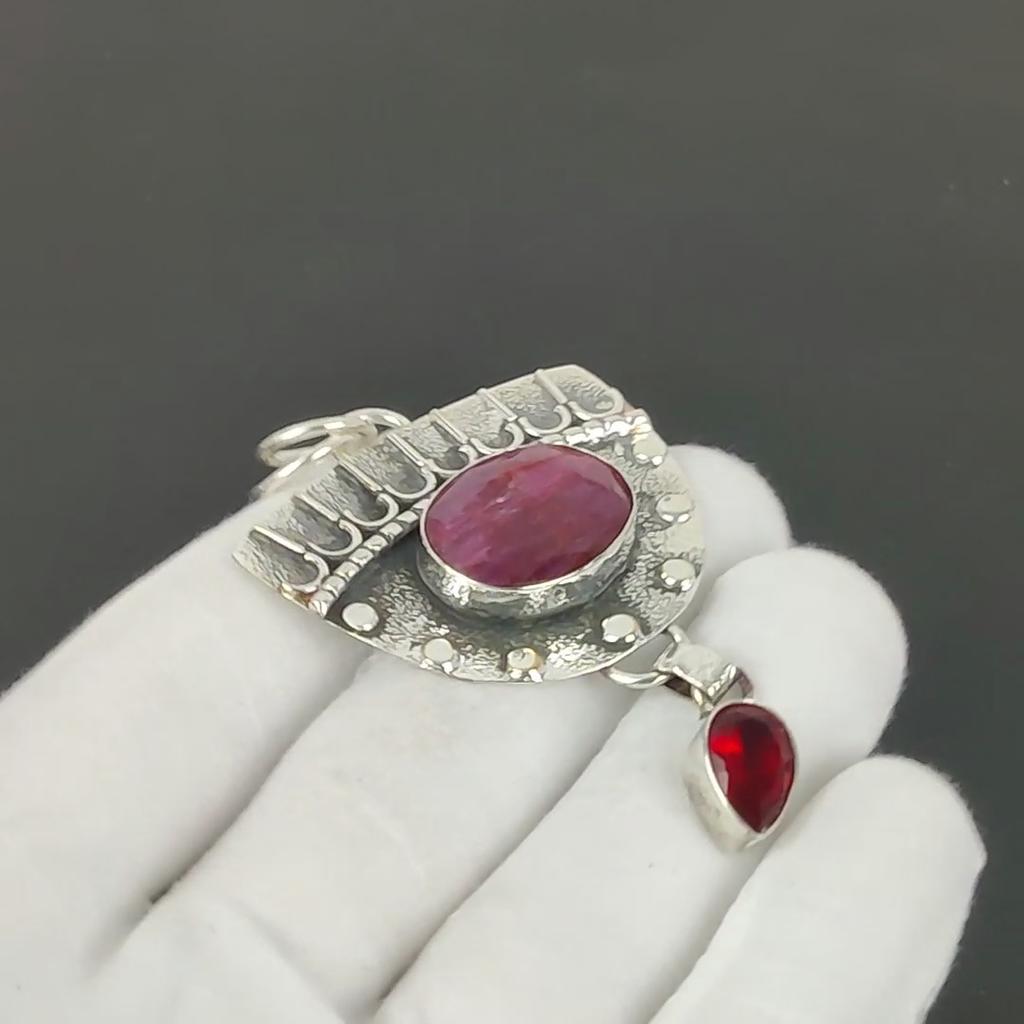 Wisiorek z rubinem z Kaszmiru, Ręcznie robiona biżuteria ze srebra próby 925, Srebrny wisiorek z czerwonym granatem, Biżuteria na imprezę dla kobiet, Wisiorek na prezent noworoczny