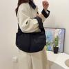 Lätt nylon crossbody hobo-väska Justerbar rem Flera fickor Dragkedja Casual axelväska för kvinnor