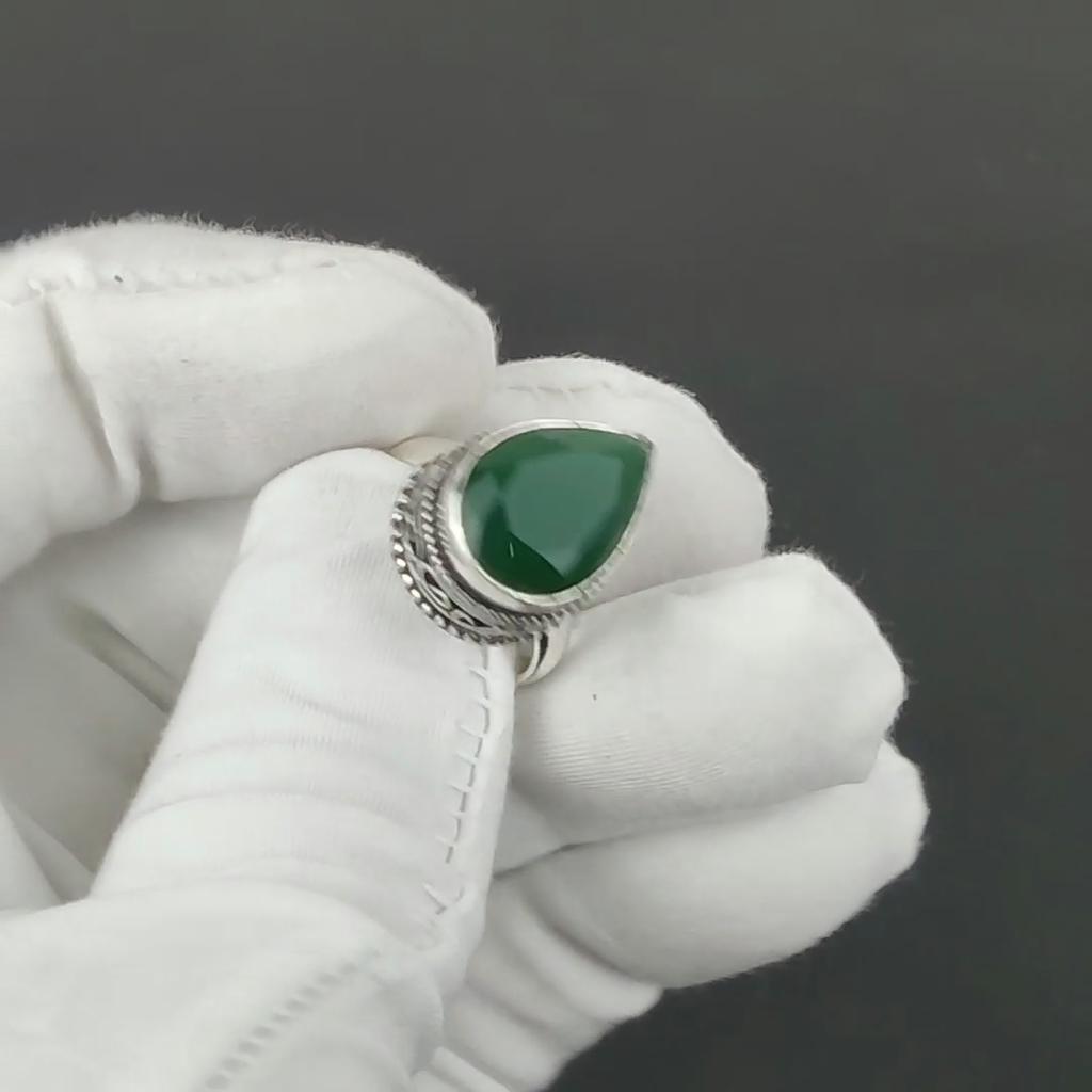 Smaragd edelsteen ring, 925 sterling zilveren sieraad, handgemaakte ring, opvallende zilveren smaragd ring, verjaardagscadeau voor Valentijnsdag