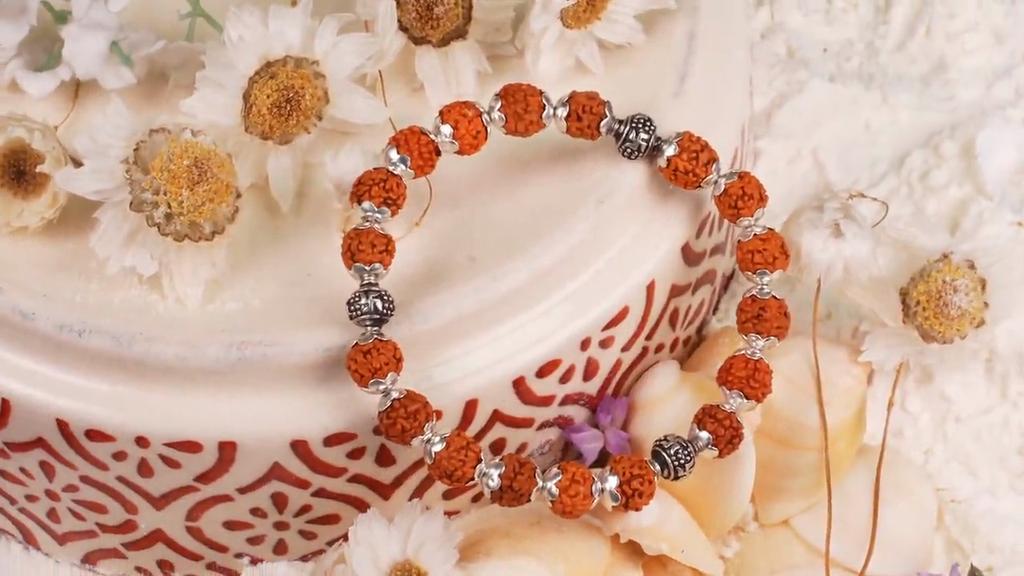 Traditionelles hinduistisches Rudraksha-Perlenarmband mit silbernen Abstandshaltern, Spirituelles Energiearmband, Traditioneller hinduistischer Schmuck