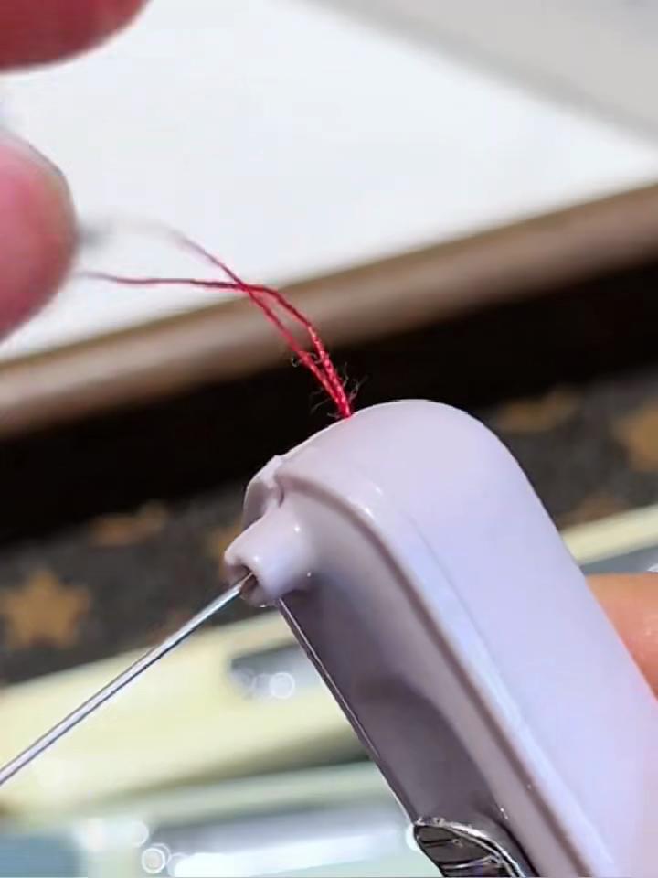 2 in 1 Needle Threader and Seam Ripper Tool Multifunctional Sewing Thread Remover Cross Stitch Crafting Accessories Easy Use