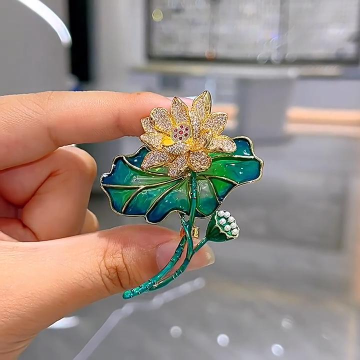 Fashion Crystal Lotus Flower Brooch Pin Rhinestone Brooches Wedding Jewelry Gift