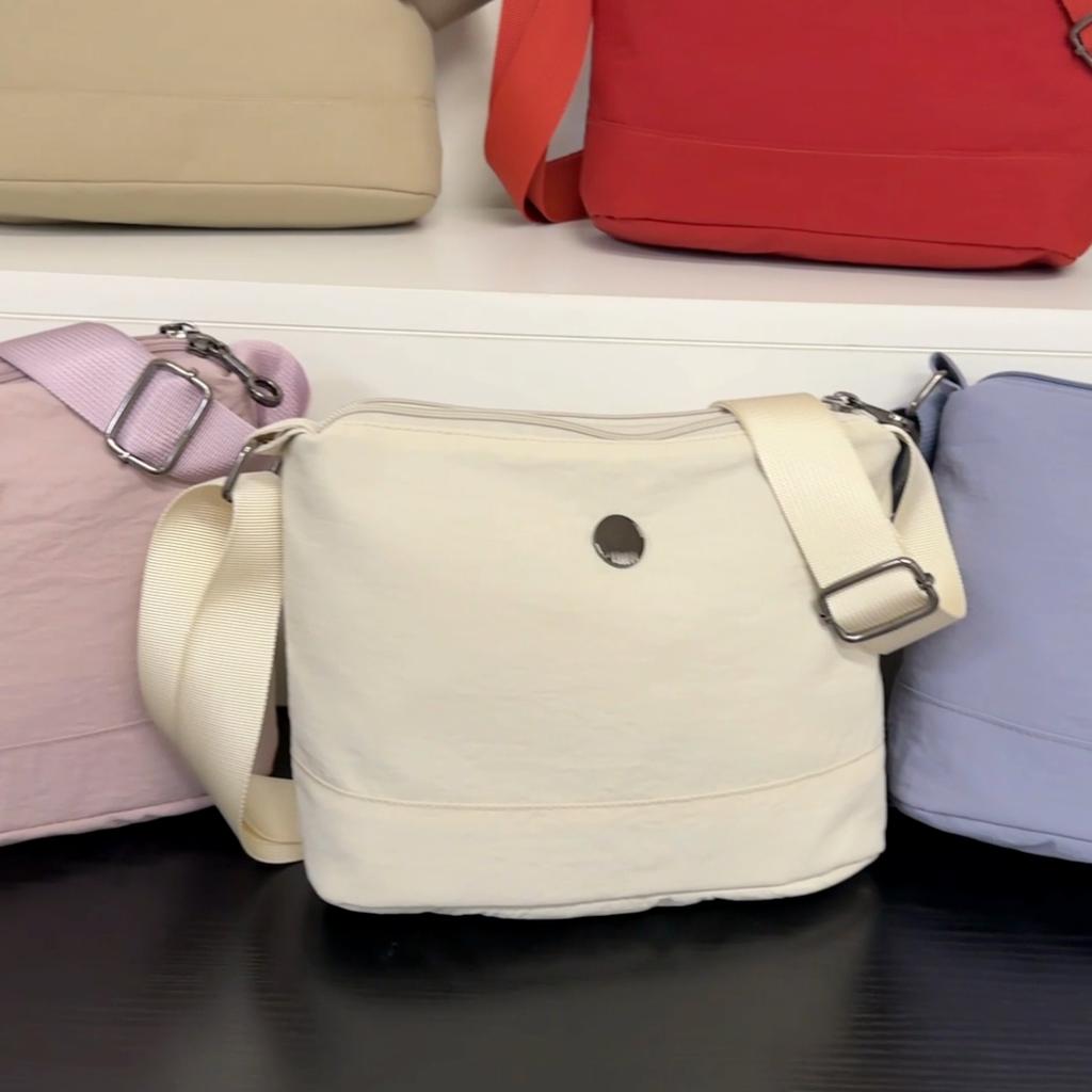 Women's Lightweight Large Capacity Shoulder Bag Commuter Crossbody Bag Middle-Aged Mother Bag