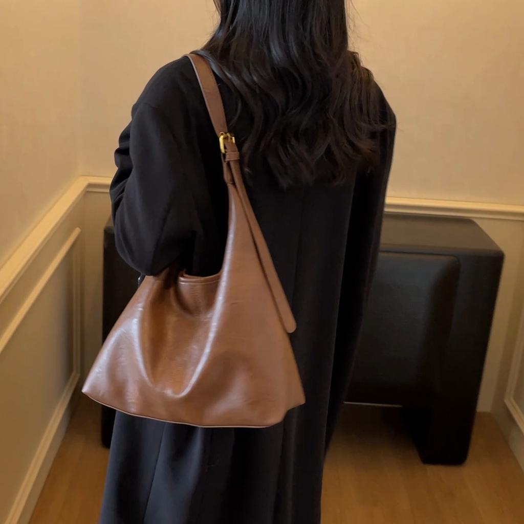 Vintage Commuter Large Capacity Bag Women's Soft Leather Shoulder Bag Underarm Tote Bag