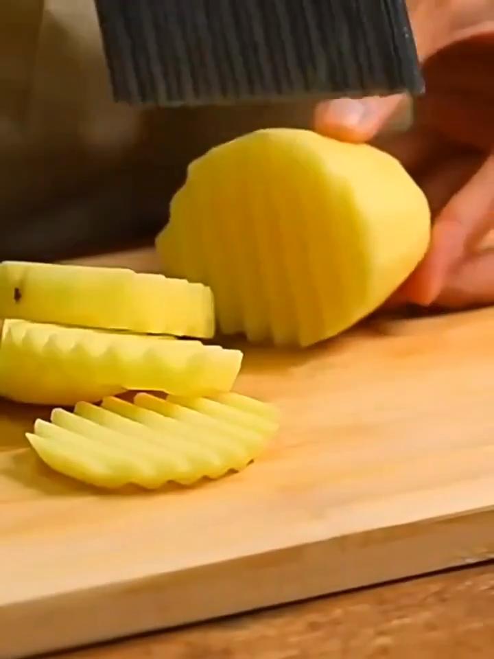 Stainless Steel Corrugated Potato Slicer Wavy Cutter for Vegetables Fruits Chips Carrots Potatoes Kitchen Cutting Tool