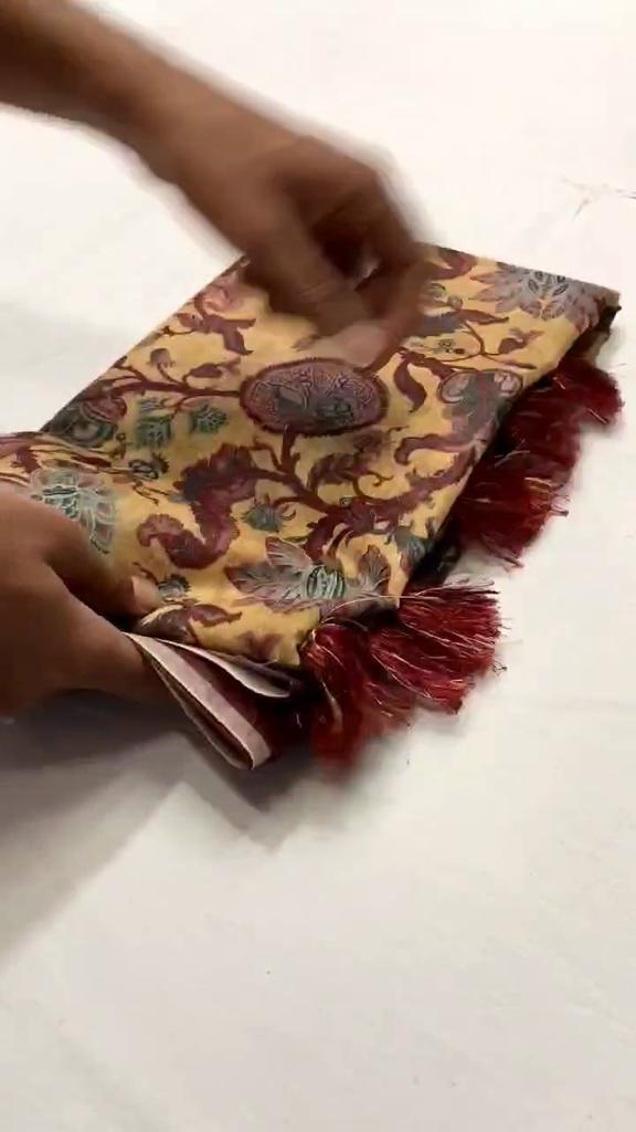 Tehnologie italiană de imprimare digitală pe țesături de bumbac. Țesătura este moale și ușor de drapat. Pallu frumos și chenar pe tot saree cu ciucuri