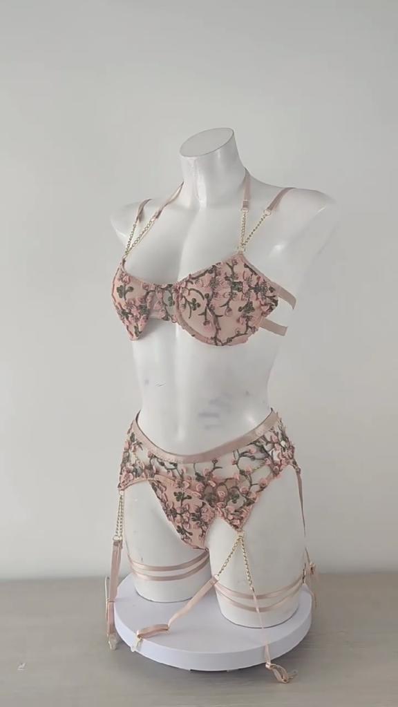 European and American Women Sexy Lingerie Set Metal Chain Lace Mesh Hollow Out Underwear Set Two-Piece Bra and Thongs Set