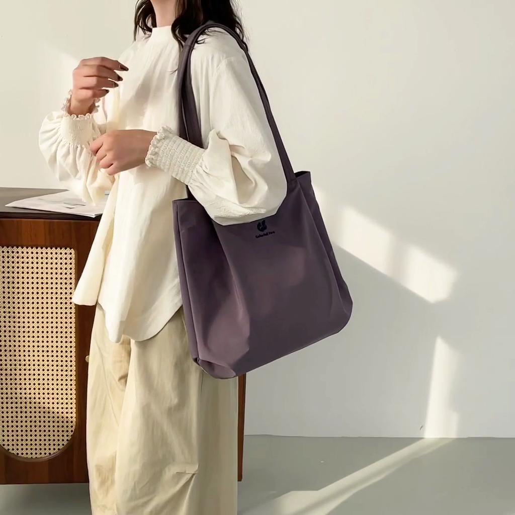 Minimalist Tote Bag with Spacious Interior and Smooth Finish, Ideal for Daily Use and Casual Outings