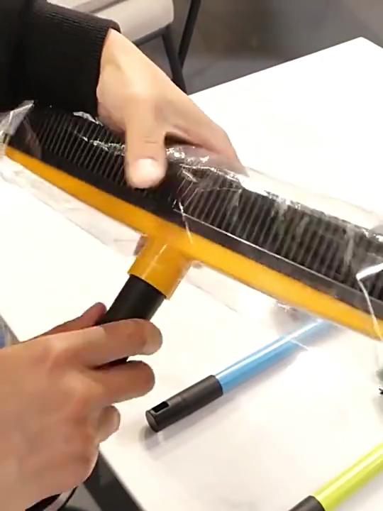 Gummi-Besen zur Tierhaarentfernung mit Abzieher & Teleskopstiel, 2-in-1 Magischer Silikon-Kehrer für Teppich, Hartholz, Fliesen & Fensterreinigung