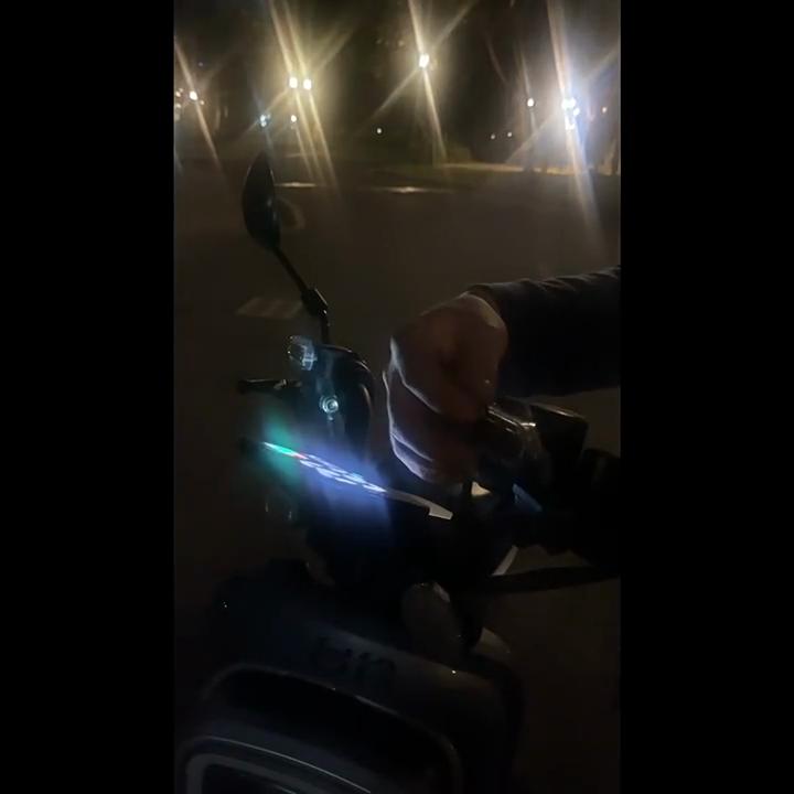 Lampa Stroboscopică LED Solară Multicoloră de Avertizare – Lampă Universală de Siguranță Spate pentru Vehicul, Fără Cablaj, Economisire de Energie