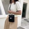 Bolso Cruzado Compacto de Nailon para Mujer – Diseño Ligero y Resistente al Agua con Placa Metálica con Logo y Múltiples Bolsillos, Ideal para el Uso Diario