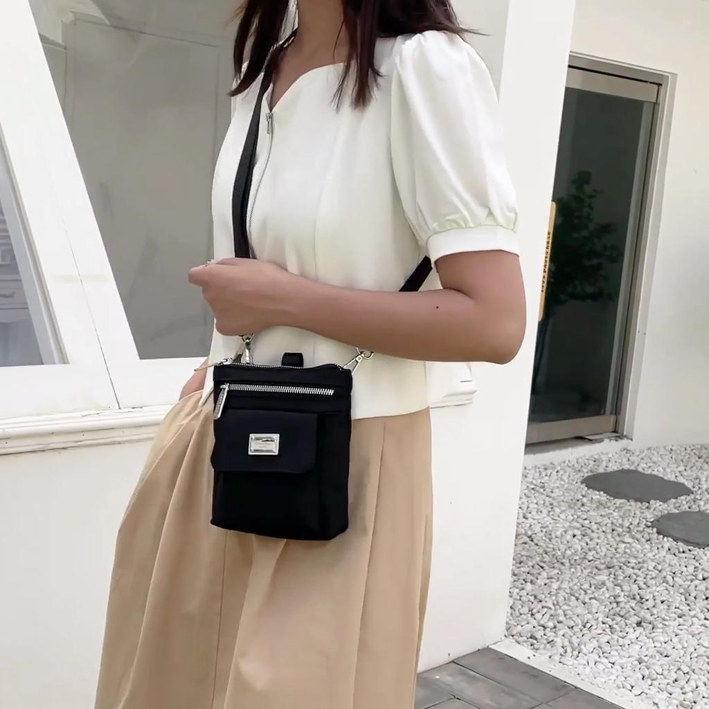 Bolso Cruzado Compacto de Nailon para Mujer – Diseño Ligero y Resistente al Agua con Placa Metálica con Logo y Múltiples Bolsillos, Ideal para el Uso Diario
