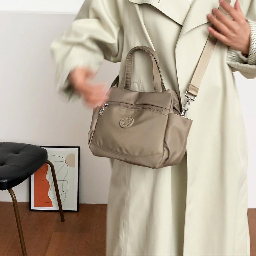 Water-Resistant Tote Bag for Women – Stylish & Durable Handbag with Adjustable Shoulder Strap and Multiple Pockets