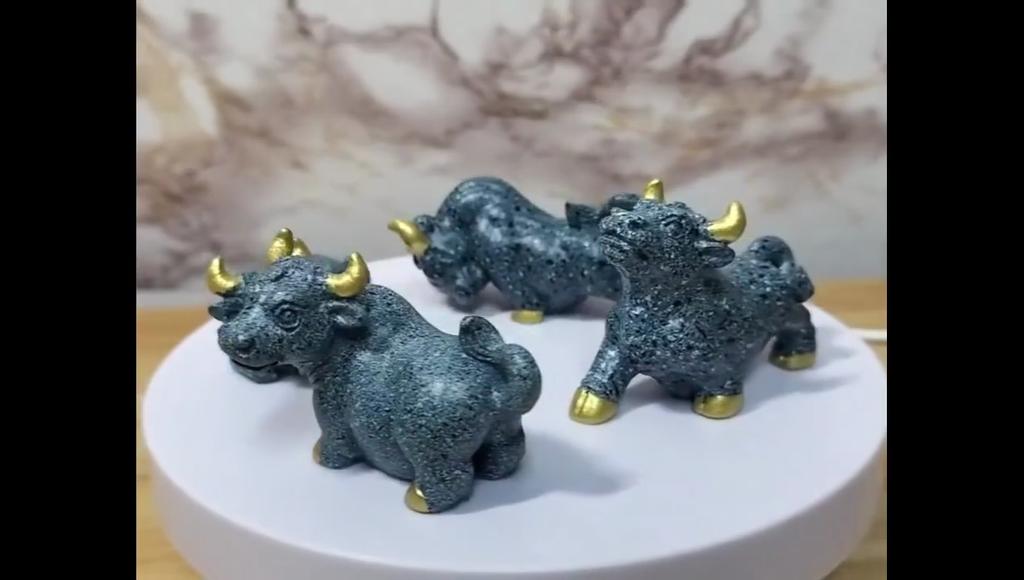 4Pcs/set Cartoon Turquoise Cow Animal Miniatures Diy Resin Mini Figures Fairy Garden Decoration Moss Terrarium Micro Landscape
