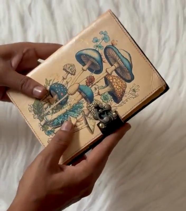 Verzauberte Pilze Leder Journal – Handgefertigtes botanisches Notizbuch mit Vintage-Schloss – Buch der Schatten – Grimoire Journal